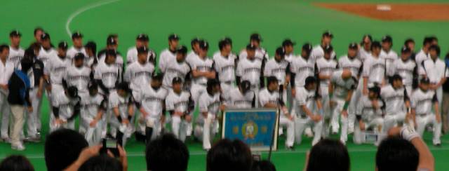 記念撮影中の日本ハムナイン